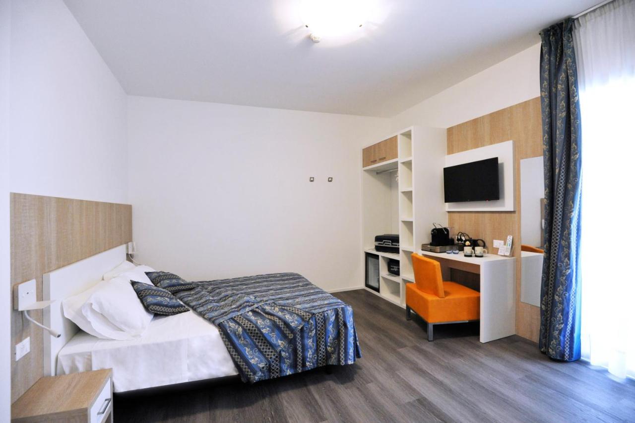 Hotel Marzia Holiday Queen Caorle Buitenkant foto