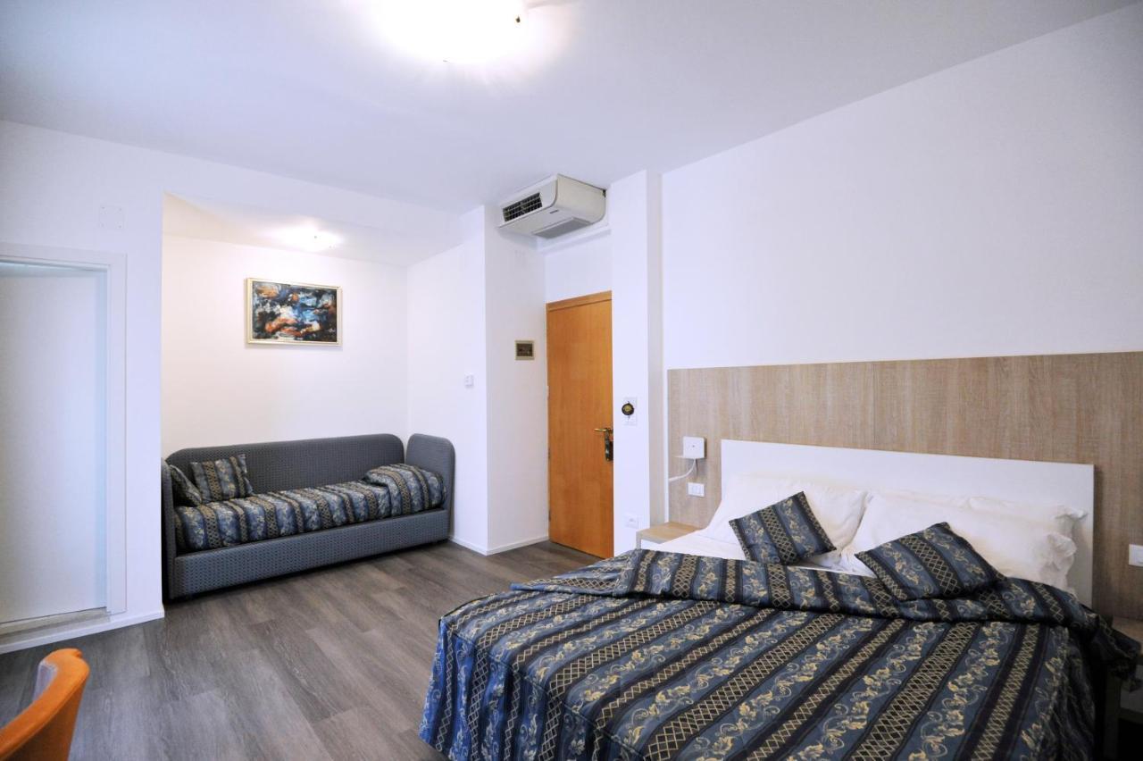 Hotel Marzia Holiday Queen Caorle Buitenkant foto