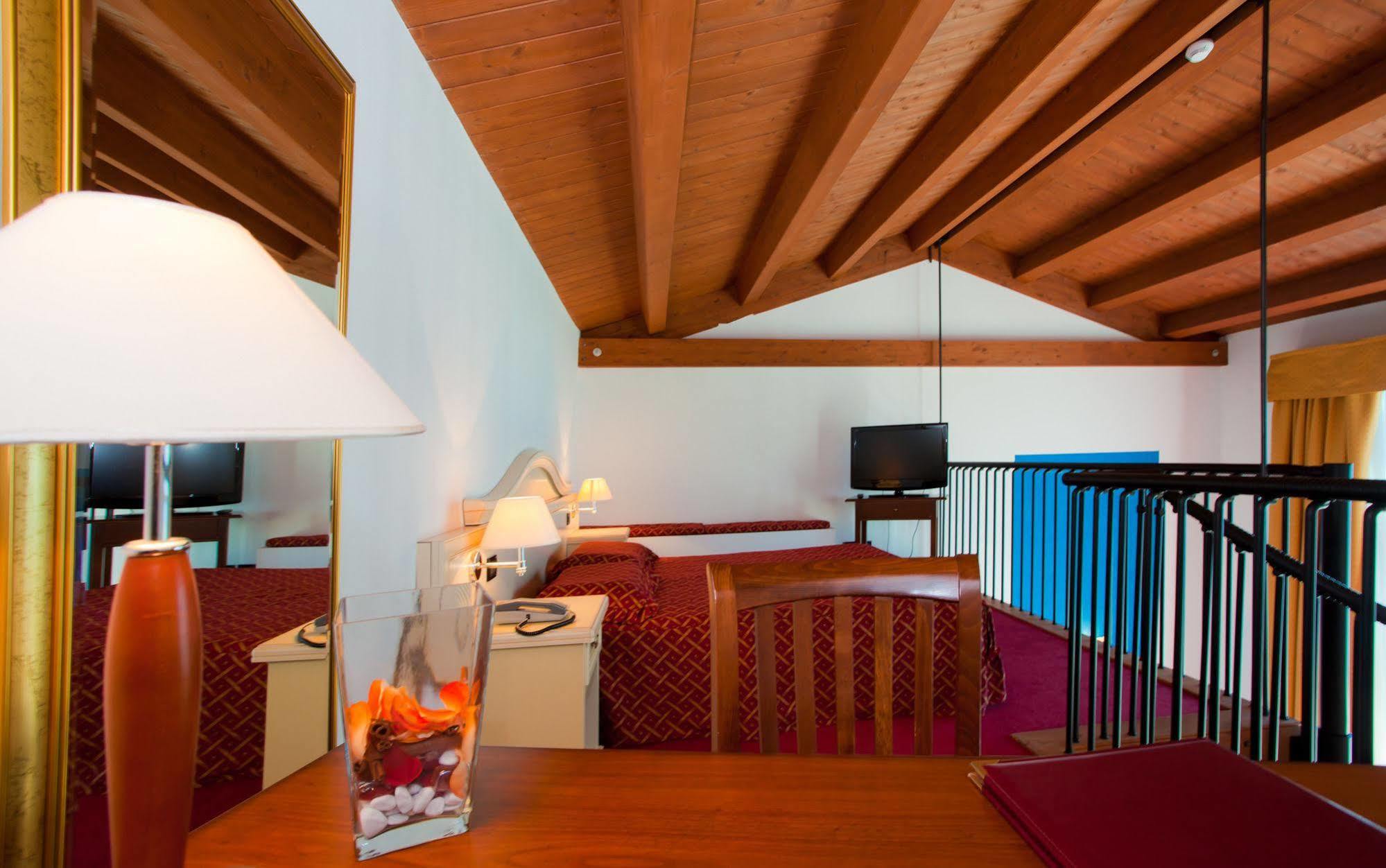 Hotel Marzia Holiday Queen Caorle Buitenkant foto