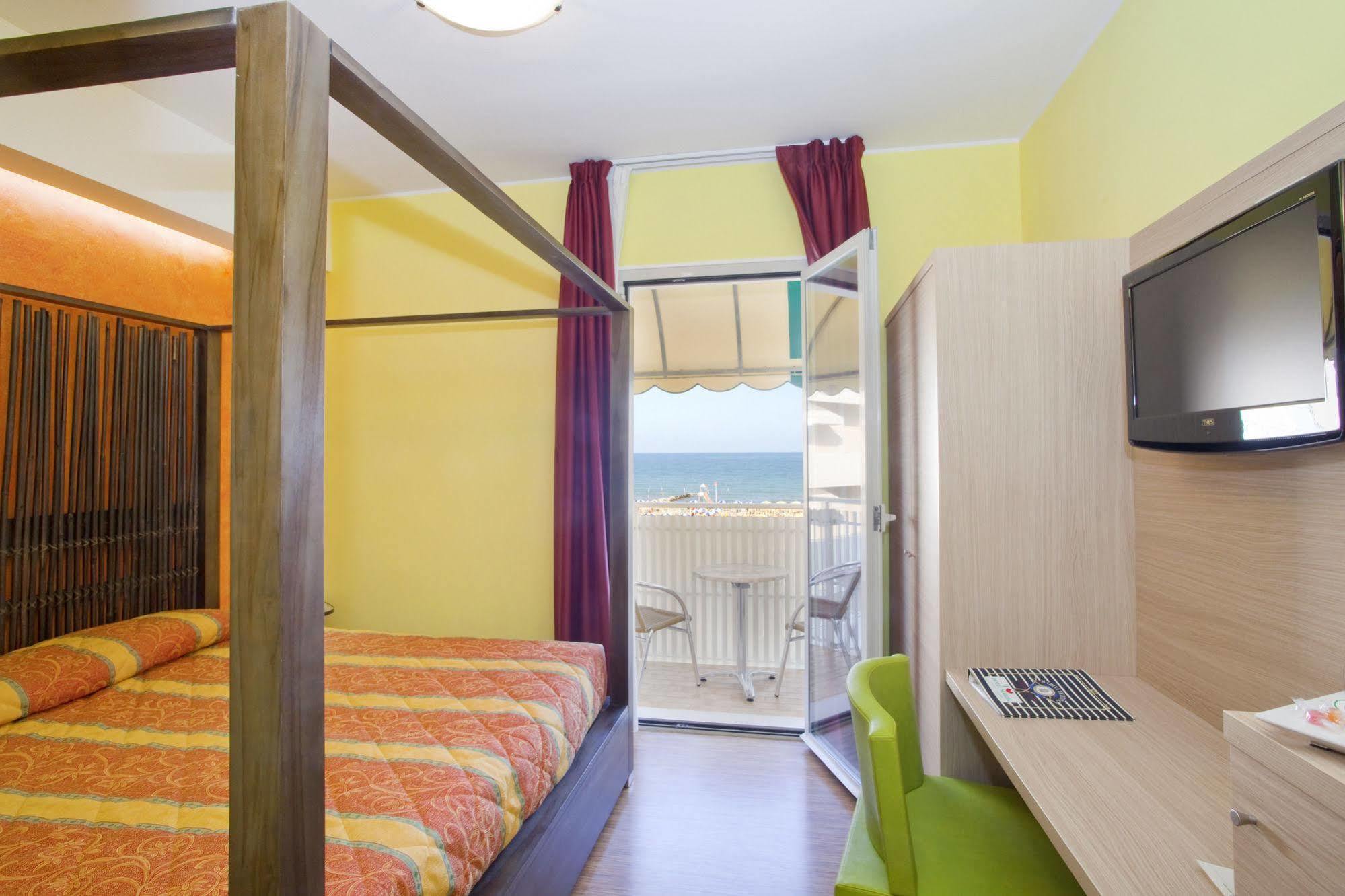 Hotel Marzia Holiday Queen Caorle Buitenkant foto
